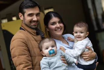 Un homme et une femme, tenant deux bébés dans leurs bras