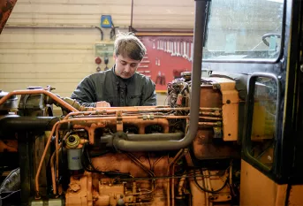 Lycée agricole Val de Drôme, un élève sur l'atelier de réparation des engins agricoles, en classe de 1ère Bac Pro Agroéquipement 