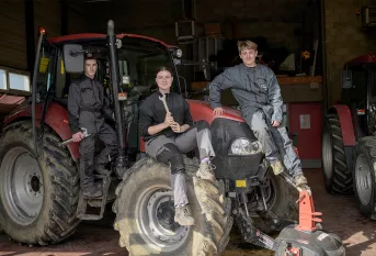 Lycée agricole Val de Drôme, trois élèves en classe de 1ère Bac Pro Agroéquipement, au centre Lynette