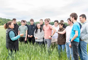 Lycée agricole Val de Drôme, des élèves avec Muriel Palix, professeure d'agronomie dans un champ