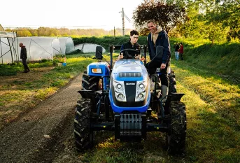 Lycée professionnel agricole Saint-François La Cadène. Martin sur un tracteur avec son professeur Antoine Bazot 