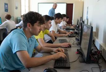 Campus Saint-Antoine, cours sur ordinateurs pour les élèves de la formation Travaux paysagers
