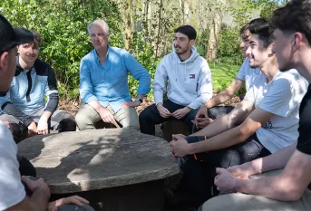 Campus Saint-Antoine, les élèves de la formation Travaux paysagers avec Dimitri Filomenko, professeur, et Florent Vovard, éducateur