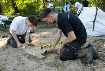 Campus Saint-Antoine, Charles, élève de la formation Travaux paysagers  avec un autre élève