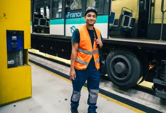 Ayoub est accompagné par la Fondation Apprentis d'Auteuil dans le cadre d'un programme d'apprentissage SKOLA "Technicien de maintenance industrielle ferroviaire". Il travaille sur le site RATP MP14 (