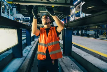 Ayoub est accompagné par la Fondation Apprentis d'Auteuil dans le cadre d'un programme d'apprentissage SKOLA "Technicien de maintenance industrielle ferroviaire". Il répare une plaque de freinage d'une rame de métro sur le site RATP MP14 