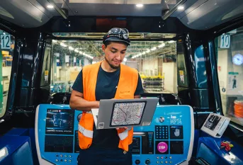 Ayoub est accompagné par la Fondation Apprentis d'Auteuil dans le cadre d'un programme d'apprentissage SKOLA "Technicien de maintenance industrielle ferroviaire". Il estdans une rame de métro sur le site RATP MP14