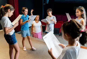 Des enfants lors d'un cours de théâtre