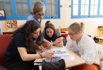 Lycée Sainte-Thérèse - Le journal des classes ULIS "ULIS rencontre & raconte" - Anne Foignier, coordonnatrice