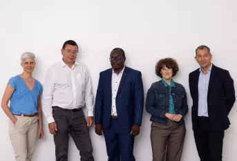 5 personnes debout les unes à côté des autres
