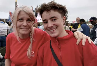 Messe sur la place de la Concorde avec Léon XIV, Alex et sa marraine Vanessa 