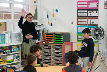 Ecole Pier Giorgio Frassati de Saint-Cyr l'Ecole - Les savoirs-être - Marie Schindler professeure lors d'un vote dans la classe