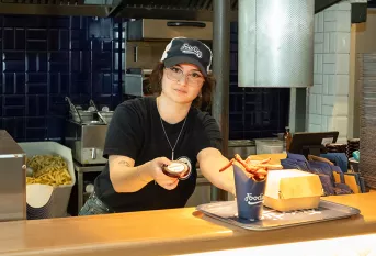 Éduquer aux savoir-être, les soft-skills, au PFI (Pôle formation insertion) de Dijon, Lucie en stage dans un restaurant le "Foodies"