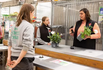 Lycée Nature et Services Saint-Jean - Sandra Artige, formatrice fleuriste, montre à Jade et à Opale comment procéder à un encaissement. - élèves de CAPA MA 2 (Métiers de l'agriculture)