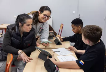 Collège Sainte-Bernadette - Classe de 5ème pendant un temps de préparation du forum métiers. Les élèves recherchent des entreprises et les appellent pour leur proposer de venir présenter leur métier. Ils sont encadrés par Anabelle Breil, professeur d'espagnol.