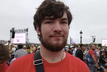 Messe sur la place de la Concorde avec Léon XIV, Tommy, un jeune ancien