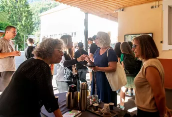 Collège St Paul - Dispositif "Hors les murs" , "café des parents" avec les éducatrices spécialisées Sylvia Doche (à gauche en discussion avec une maman), Céline Garin et Corine Chaix 