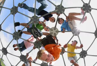 Illustration des compétences psychosociales - des enfants s'amusant dans des jeux de plein air