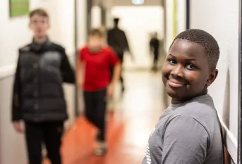 Collège et IES Saint-Pie X - Modibo pose dans le couloir de l'internat 