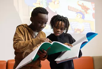 Collège et IES Saint-Pie X - A l'IES, Yves-Marie et Ismaïl prennent leurs cahiers pour faire leurs devoirs 