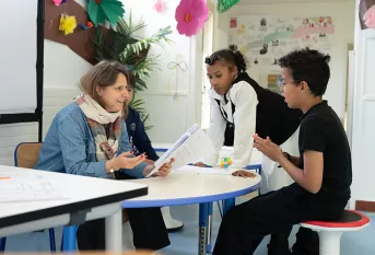 Projet de spectacle « Au fil des saisons » à l’école Pier Giorgio Frassati de St Cyr l'Ecole avec la fondation Foujita. Avec Marie Schindler, enseignante.