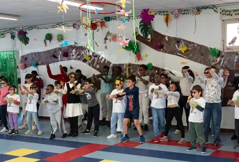 Projet de spectacle « L'arbre du temps » à l’école Pier Giorgio Frassati de St Cyr l'Ecole, avec l'aide de la fondation Foujita. Les élèves répètent le spectacle