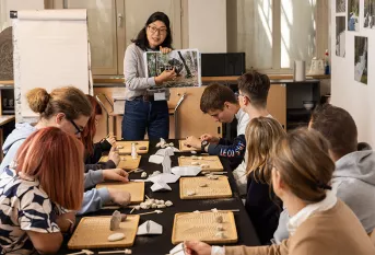 Elèves du LHP Saint-Antoine - Projet Foujita au musée Guimet, atelier de bonkei (jardin sur un plateau) animé par Hiroko Endo