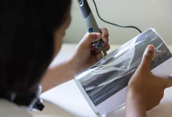 Graines d'artistes-Petits compagnons - Séance de pratique artistique au collège Sainte-Claire dans le cadre du projet artistique en lien avec la Fondation Foujita. Travail sur du verre. 
