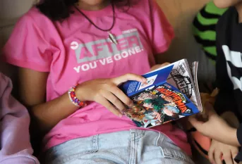 Adolescents lisant des mangas 