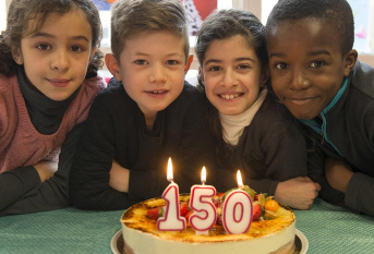 Les enfants soufflent les bougies du gâteau du 150ème anniversaire d'Apprentis d'Auteuil