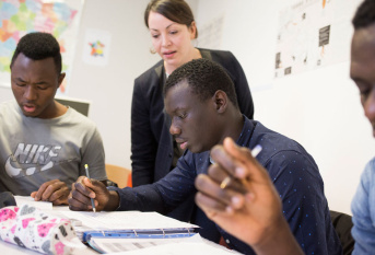 Les jeunes mineurs non accompagnés en cours de français langue étrangère (c) P Besnard/Apprentis d'Auteuil Les jeunes mineurs non accompagnés scolarisés à l'UFA Daniel Brottier de Bouguenais bénéficient de quatre heures de FLE par semaine financés par la Fondation BNP Paribas