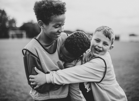 Nous soutenir : trois enfants retrouvant le sourire lors d'un évènement sportif