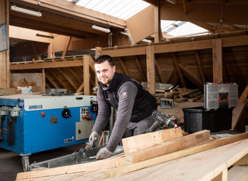Jeune apprenti en action dans un atelier de formation à la zinguerie