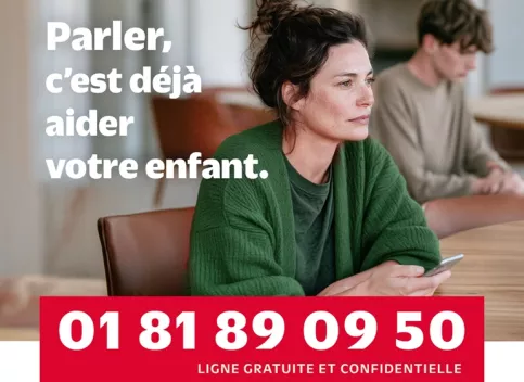 Une femme au 1e plan, un adolescent au 2nd plan. Texte affiché sur le visuel : Parler, c'est déjà aider votre enfant. Dans un bandeau rouge en bas : 01 81 89 09 50, ligne gratuite et confidentielle.