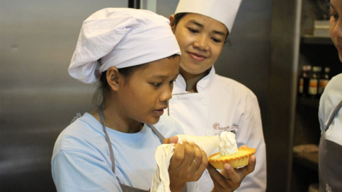 Une jeune fille en formation en hôtellerie et restauration au Cambodge