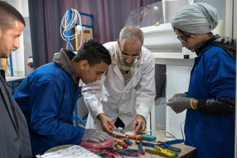3 jeunes en formation électricité avec leur enseignant, au Maroc © L’Heure Joyeuse
