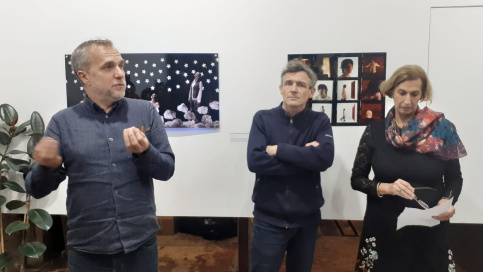 3 personnes durant le vernissage, devant deux des oeuvres de l'exposition