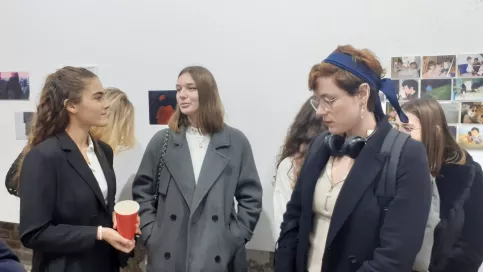 Les jeunes artistes échangeant avec les visiteurs lors du vernissage de l'exposition à la galerie Fisheye en novembre 2022