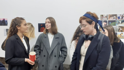 Les jeunes artistes échangeant avec les visiteurs lors du vernissage de l'exposition à la galerie Fisheye en novembre 2022