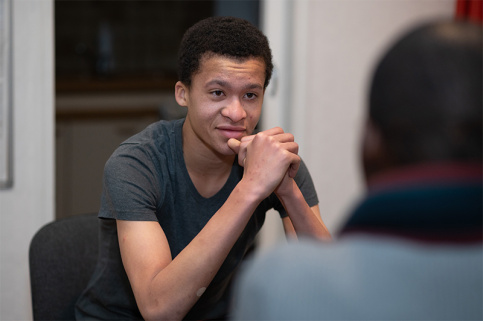 MECS Providence-Miséricorde de Rouen, le père Calvin Massawe discute avec Peter 