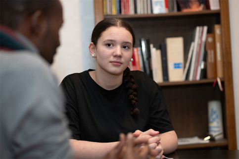MECS Providence-Miséricorde de Rouen, le père Calvin Massawe discute avec Kenza et Peter