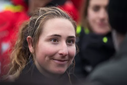 Volette Dorange à l'arrivée du Vendée Globe en échange avec un jeune d'Apprentis d'Auteuil