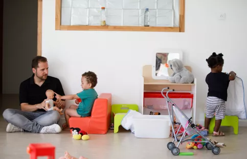 Educateur avec 2 petits du dispositif Parent'Aise (micro-crèche)