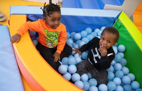 Petit garçon et petite fille dans une piscine à balles