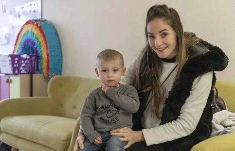 Un petit et sa maman à  la Crèche multi-accueil L' Arc en Ciel