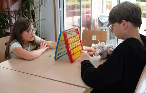 Deux enfants de la MECS Havre Rose de Lima font un jeu de société 
