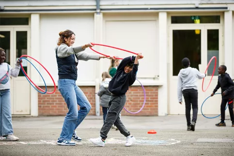 Ecole Frassati (site de Saint-Cyr) - la récréation, jeu de cerceaux avec Florine Sire, service civique 