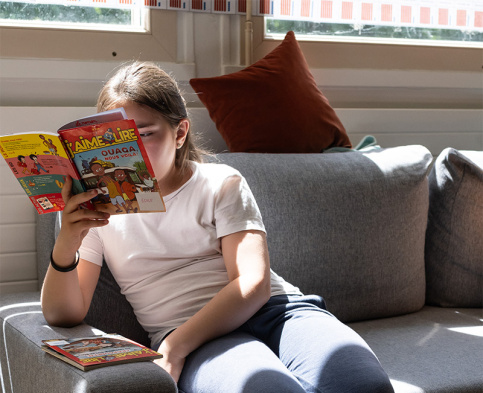 Ecole Pier Giorgio Frassati annexe Saint-Cyr – Innovation pédagogique - Roxanne lit  sur un canapé