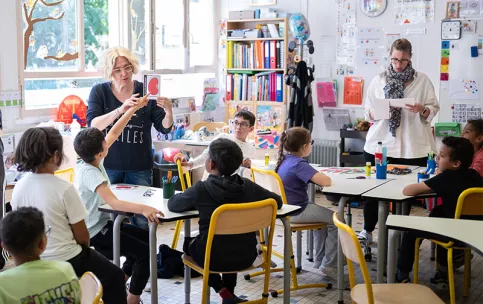 Ecole Pier Giorgio Frassati annexe St.Cyr – Innovations pédagogique - un atelier avec des professeurs. A gauche  Marie Schindler, enseignante