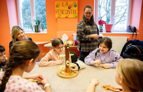 Un groupe d'enfants autour d'une table 